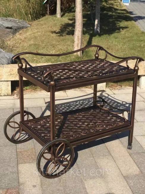 Сервировочный столик Latin из литого алюминия Сервировочный столик Latin из литого алюминия